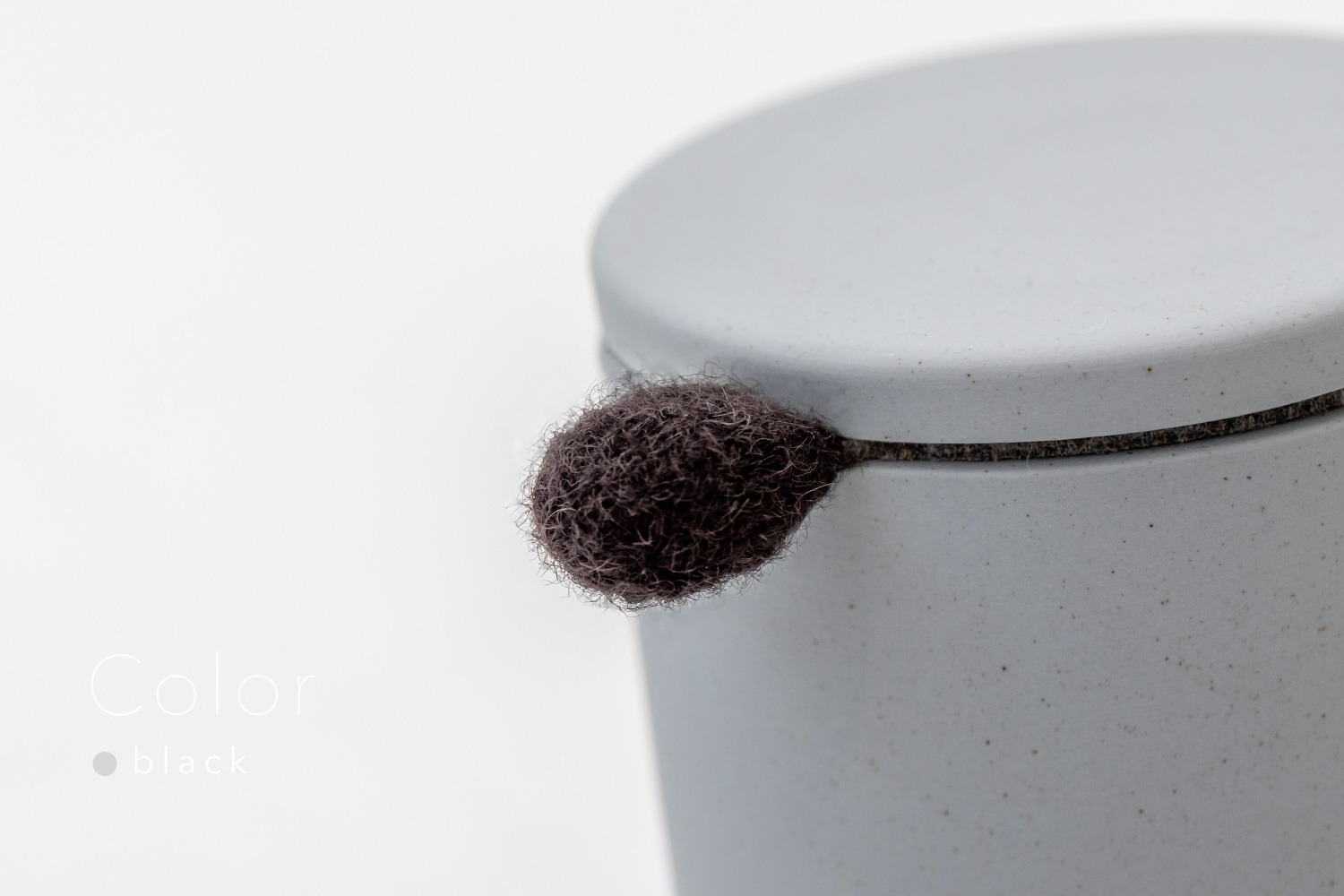 しっぽの骨壷 2寸 【本体：グレー】 もこもこしっぽ［ブラック］_動物・ペットさん専用のお骨壺