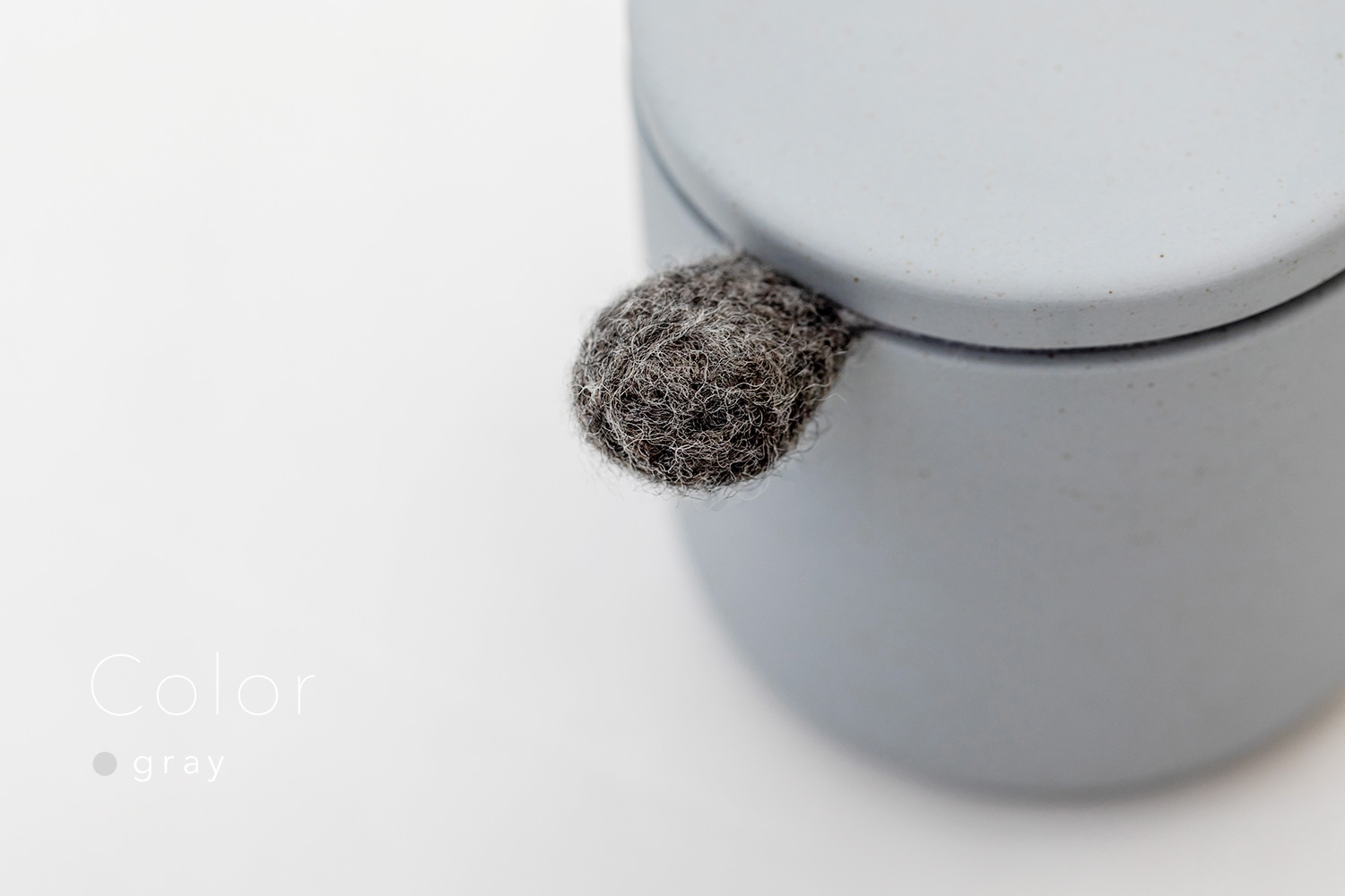 しっぽの骨壷 2寸 【本体：グレー】 もこもこしっぽ［グレー］_動物・ペットさん専用のお骨壺