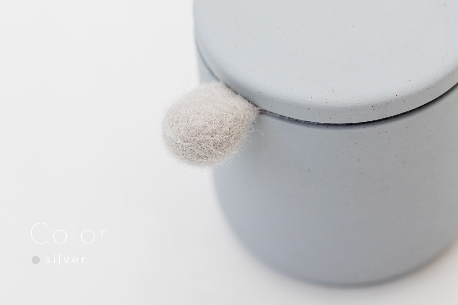 しっぽの骨壷 2寸 【本体：グレー】 もこもこしっぽ［シルバー］_動物・ペットさん専用のお骨壺