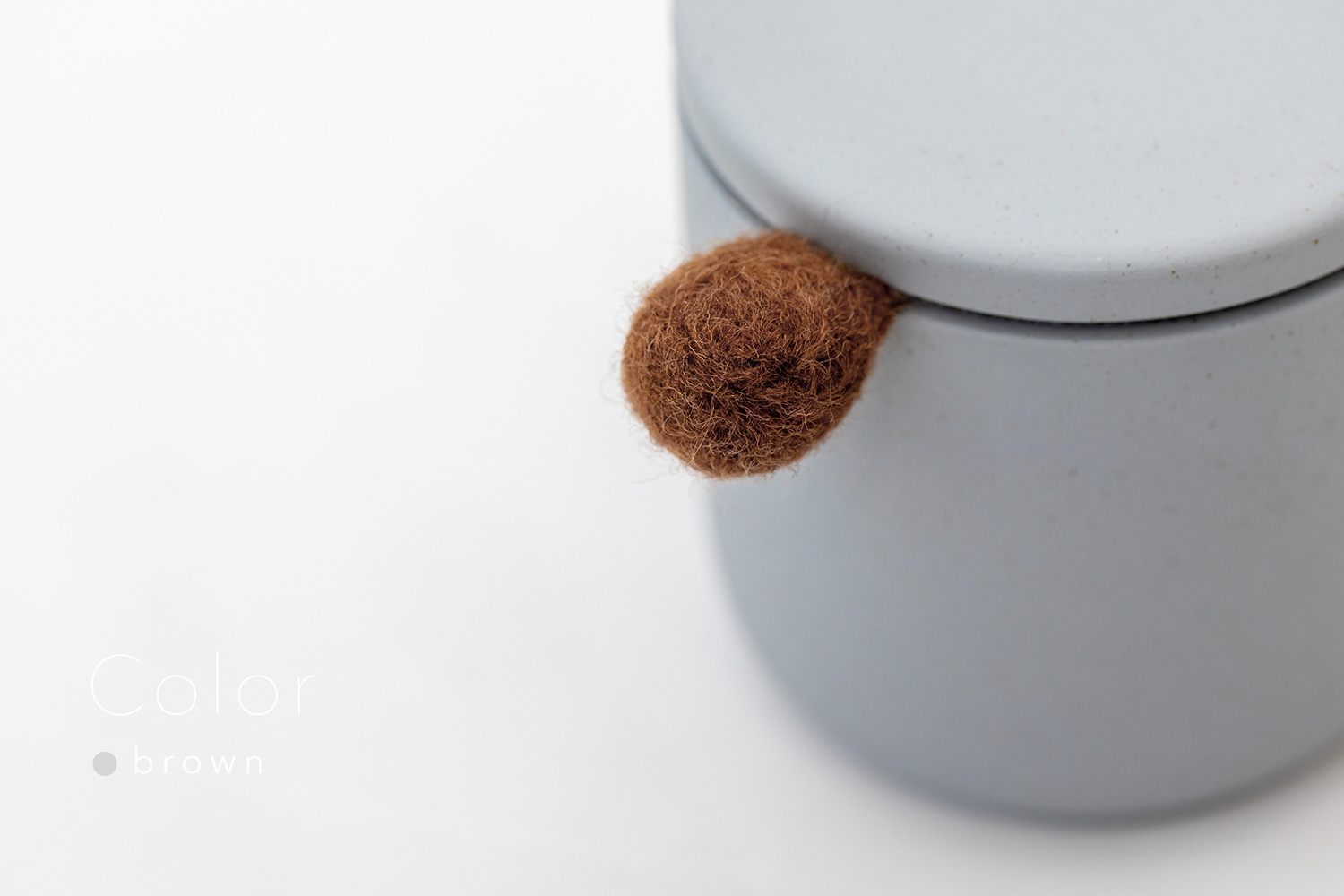 しっぽの骨壷 2寸 【本体：グレー】 もこもこしっぽ［ブラウン］_動物・ペットさん専用のお骨壺