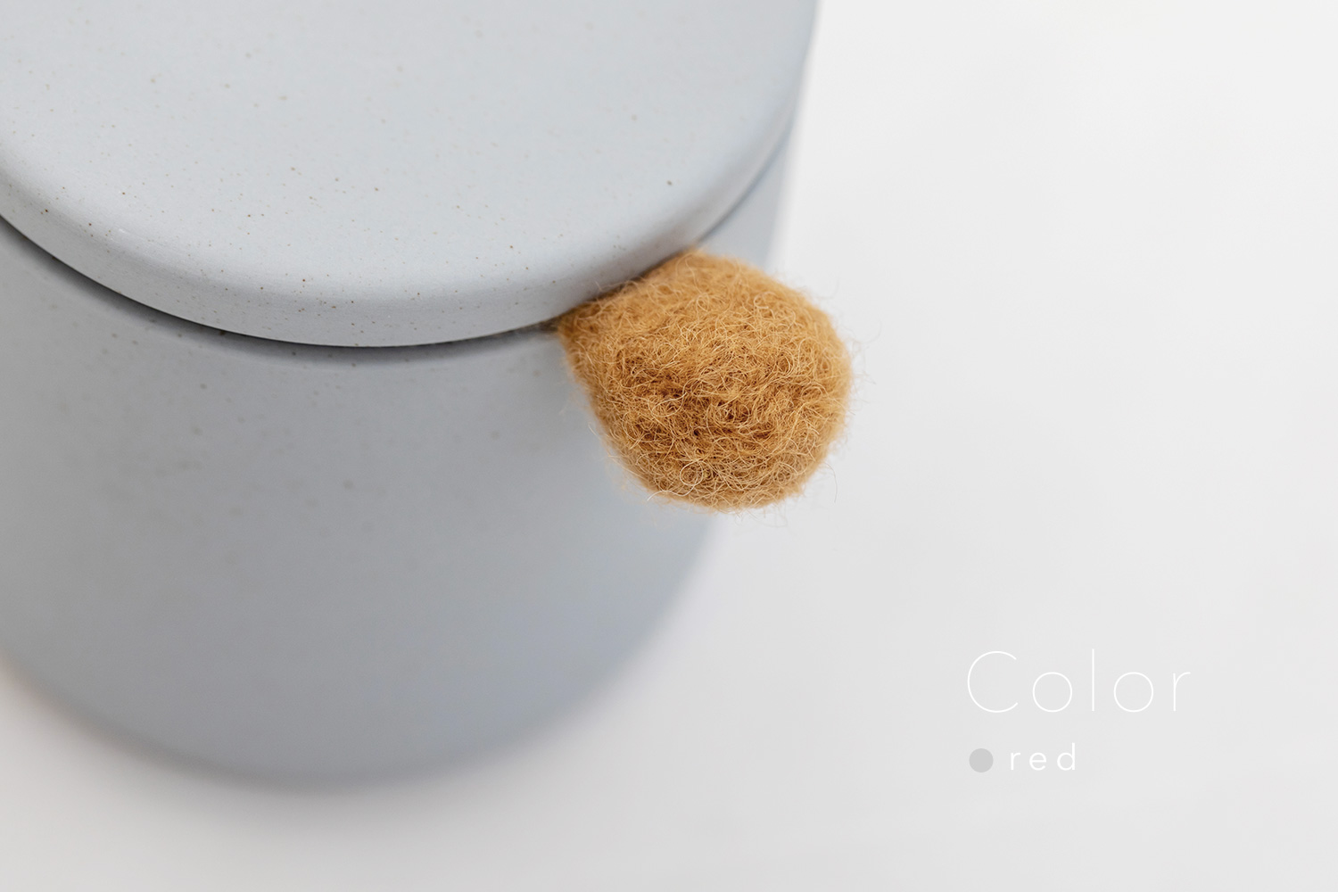 しっぽの骨壷 2寸 【本体：グレー】 もこもこしっぽ［レッド］_動物・ペットさん専用のお骨壺