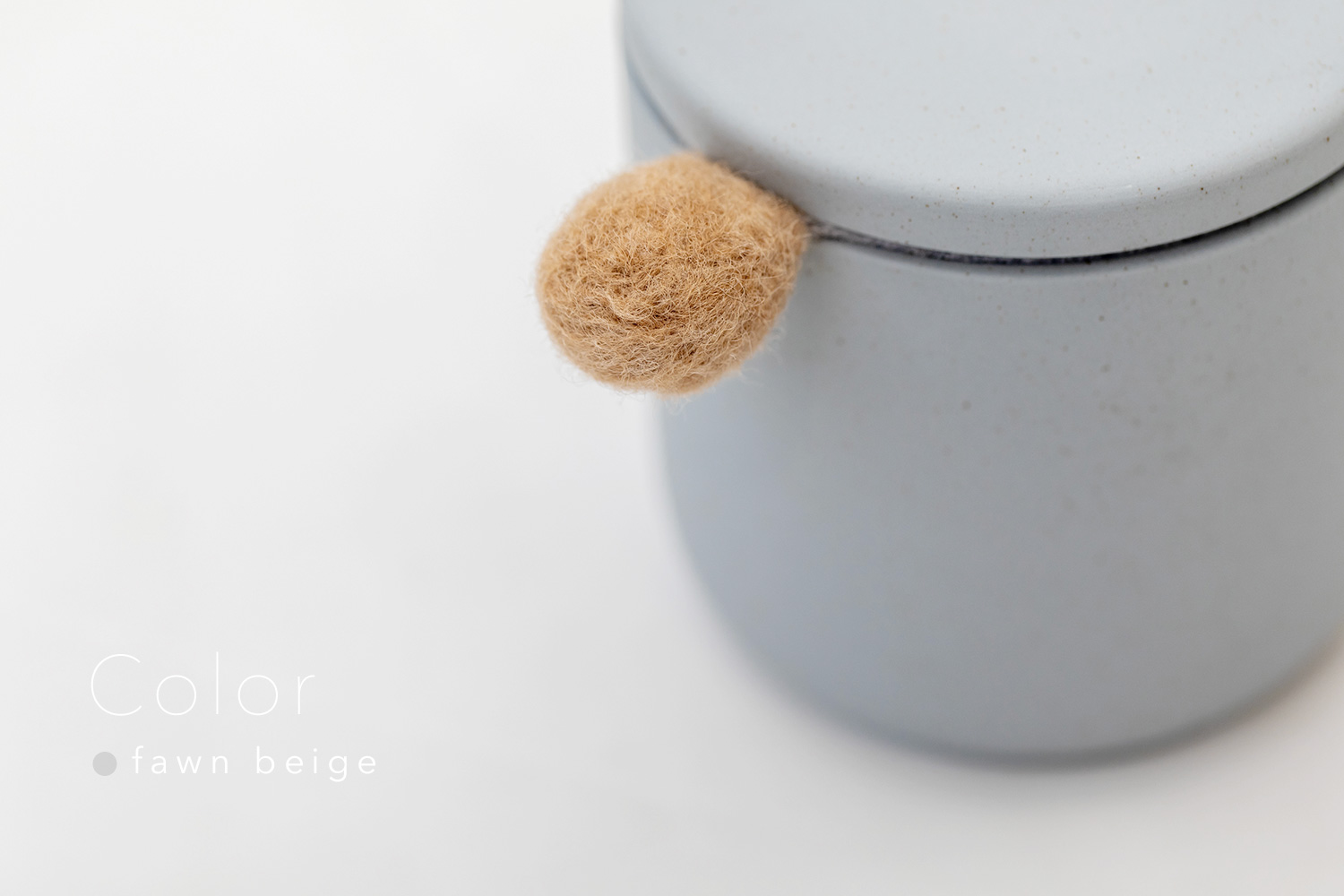 しっぽの骨壷 2寸 【本体：グレー】 もこもこしっぽ［フォーンベージュ］_動物・ペットさん専用のお骨壺