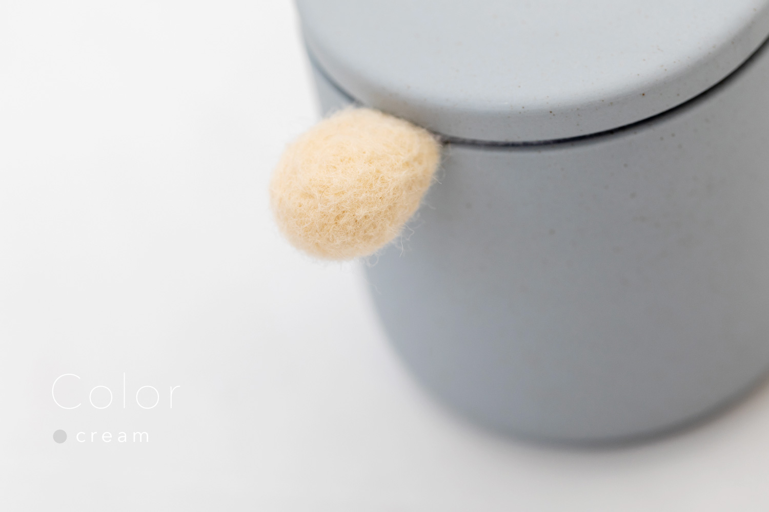 しっぽの骨壷 2寸 【本体：グレー】 もこもこしっぽ［クリーム］_動物・ペットさん専用のお骨壺