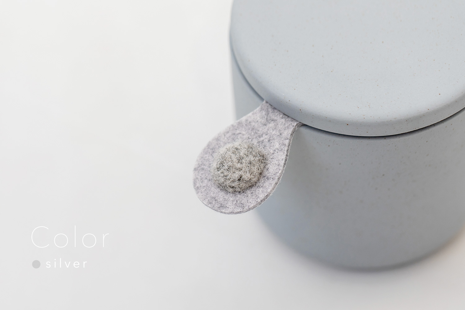 しっぽの骨壷 2寸 【本体：グレー】 うちの子カラー［シルバー］_動物・ペットさん専用のお骨壺