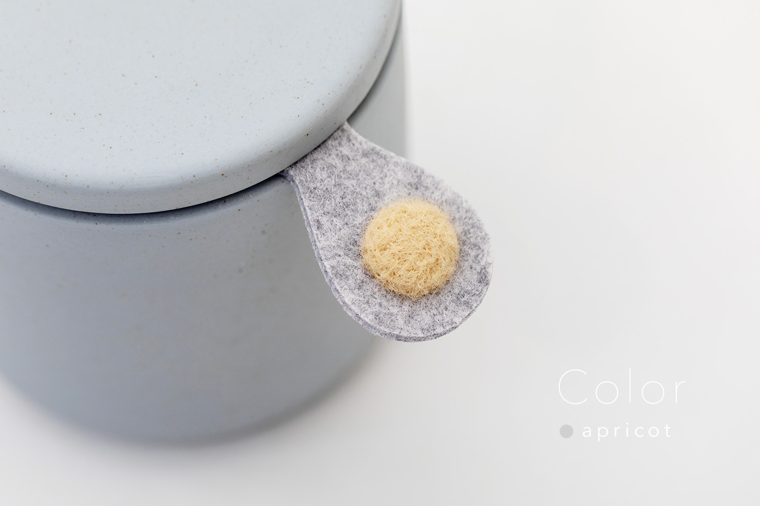 しっぽの骨壷 2寸 【本体：グレー】 うちの子カラー［アプリコット］_動物・ペットさん専用のお骨壺