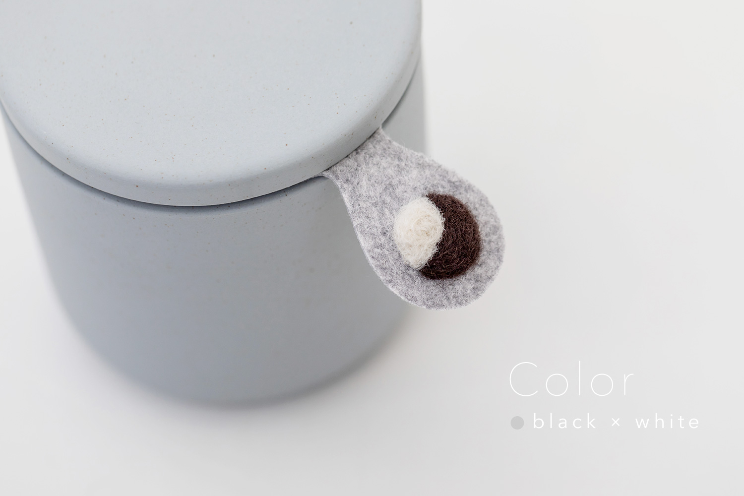 しっぽの骨壷 2寸 【本体：グレー】 うちの子カラー［ブラック＆ホワイト］_動物・ペットさん専用のお骨壺