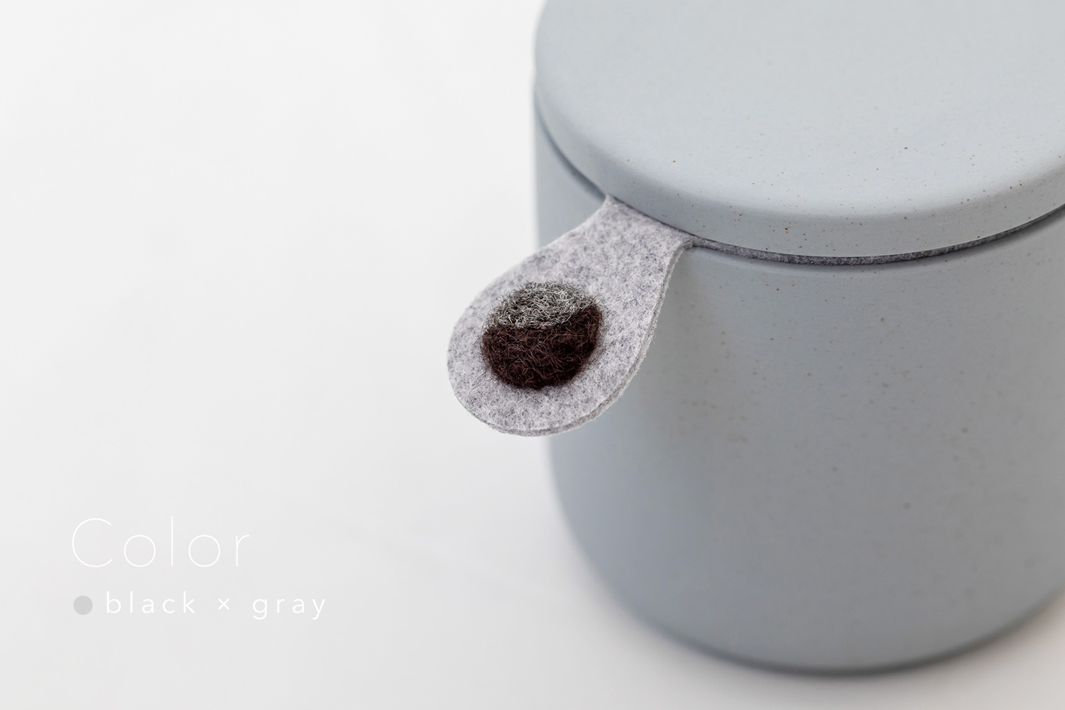 しっぽの骨壷 2寸 【本体：グレー】 うちの子カラー［ブラック＆グレー］_動物・ペットさん専用のお骨壺