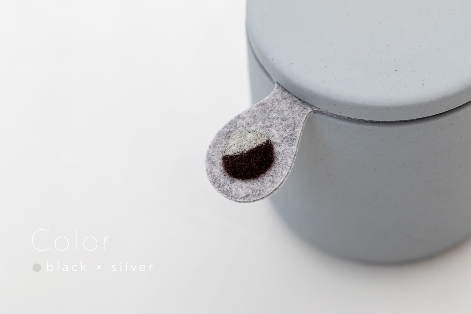 しっぽの骨壷 2寸 【本体：グレー】 うちの子カラー［ブラック＆シルバー］_動物・ペットさん専用のお骨壺