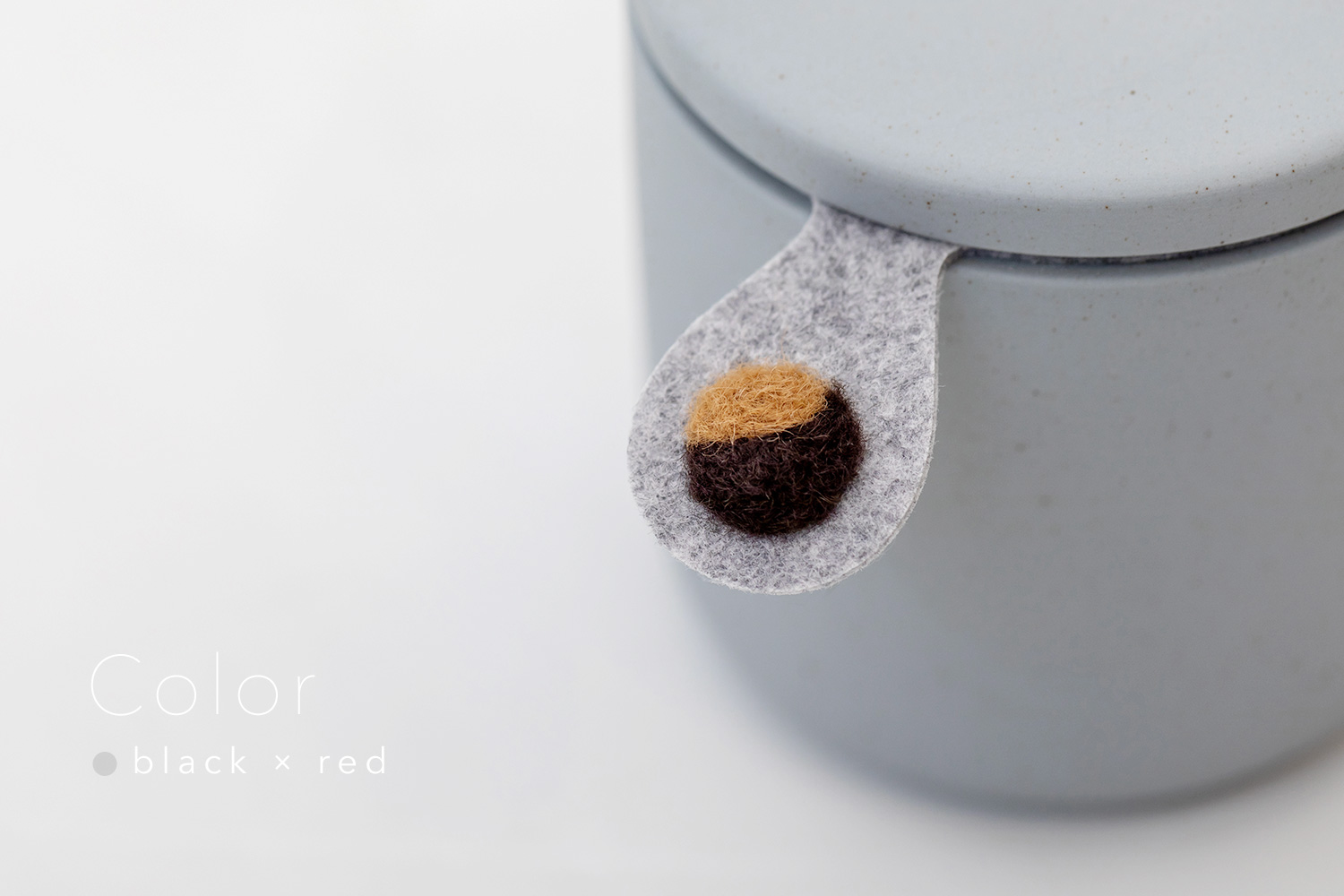 しっぽの骨壷 2寸 【本体：グレー】 うちの子カラー［ブラック＆レッド］_動物・ペットさん専用のお骨壺