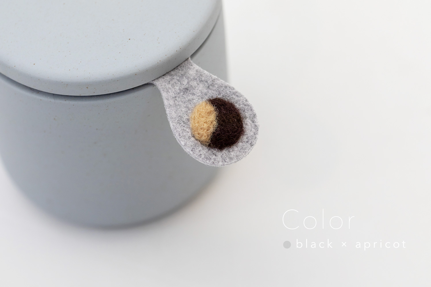 しっぽの骨壷 2寸 【本体：グレー】 うちの子カラー［ブラック＆アプリコット］_動物・ペットさん専用のお骨壺