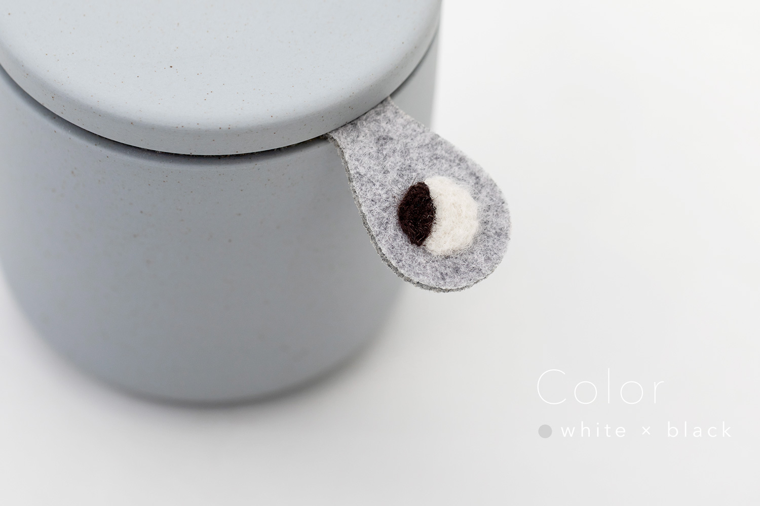 しっぽの骨壷 2寸 【本体：グレー】 うちの子カラー［ホワイト＆ブラック］_動物・ペットさん専用のお骨壺