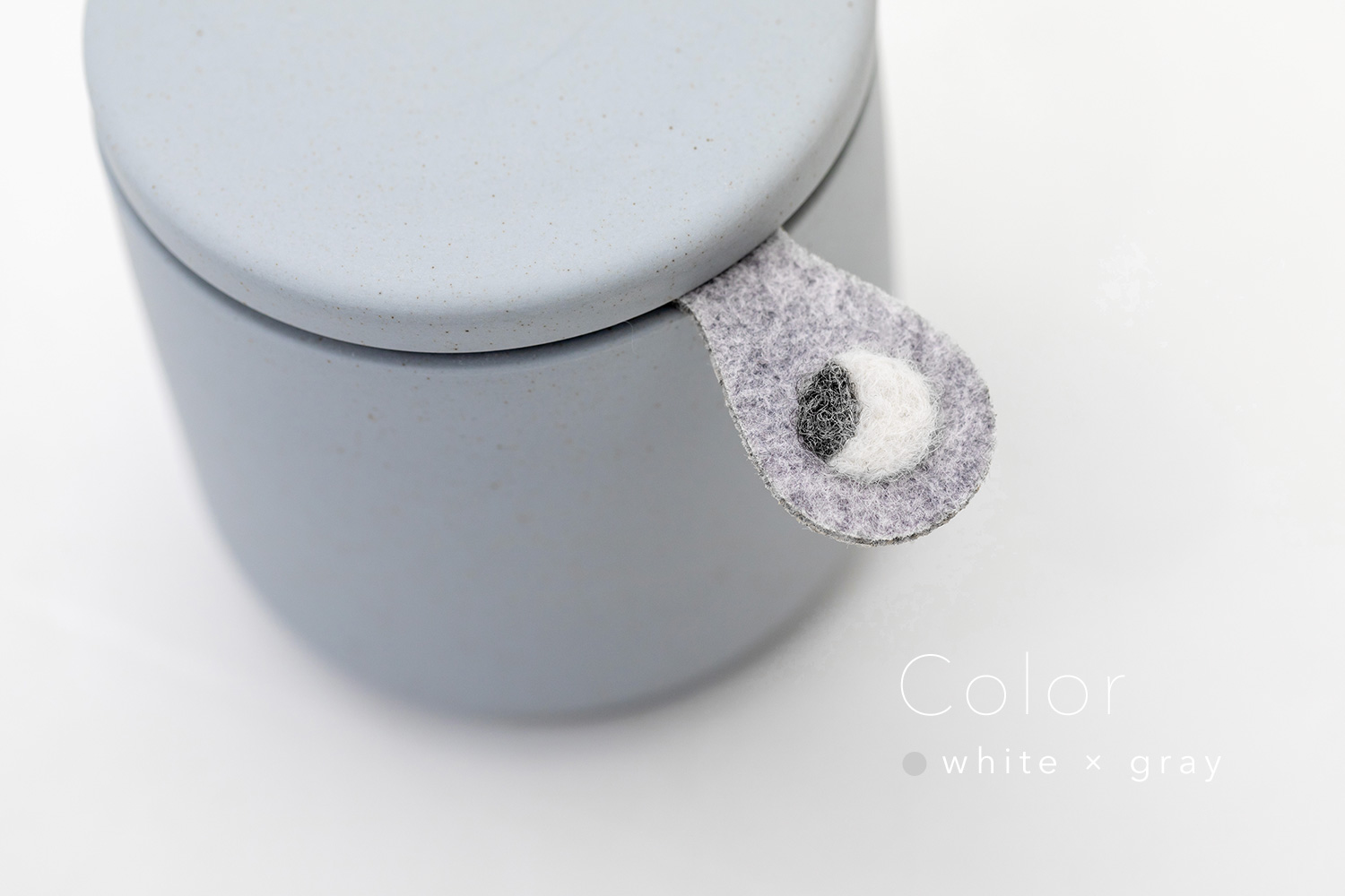 しっぽの骨壷 2寸 【本体：グレー】 うちの子カラー［ホワイト＆グレー］_動物・ペットさん専用のお骨壺