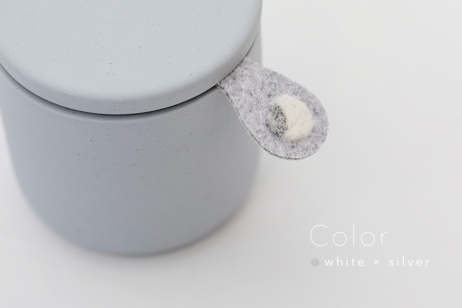 しっぽの骨壷 2寸 【本体：グレー】 うちの子カラー［ホワイト＆シルバー］_動物・ペットさん専用のお骨壺