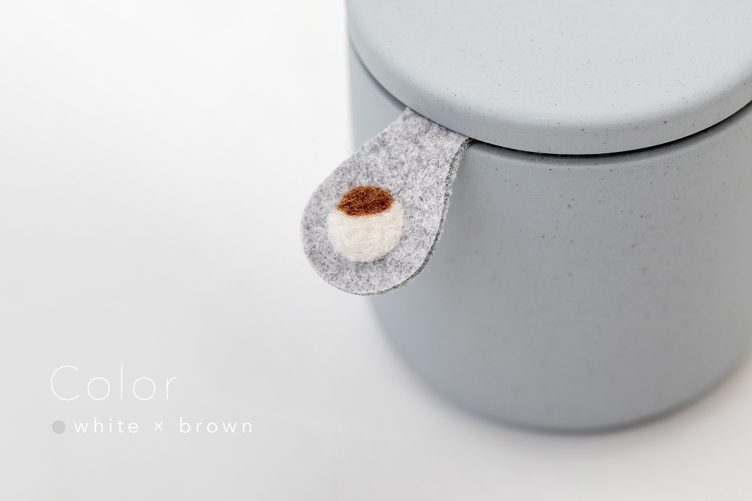 しっぽの骨壷 2寸 【本体：グレー】 うちの子カラー［ホワイト＆ブラウン］_動物・ペットさん専用のお骨壺