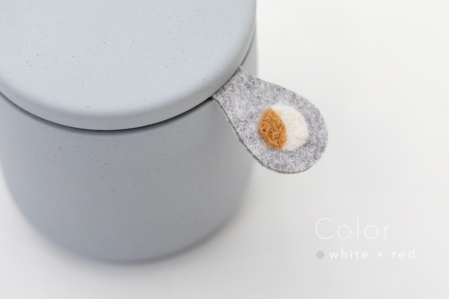 しっぽの骨壷 2寸 【本体：グレー】 うちの子カラー［ホワイト＆レッド］_動物・ペットさん専用のお骨壺