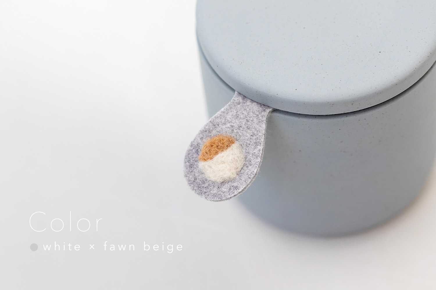 しっぽの骨壷 2寸 【本体：グレー】 うちの子カラー［ホワイト＆フォーンベージュ］_動物・ペットさん専用のお骨壺