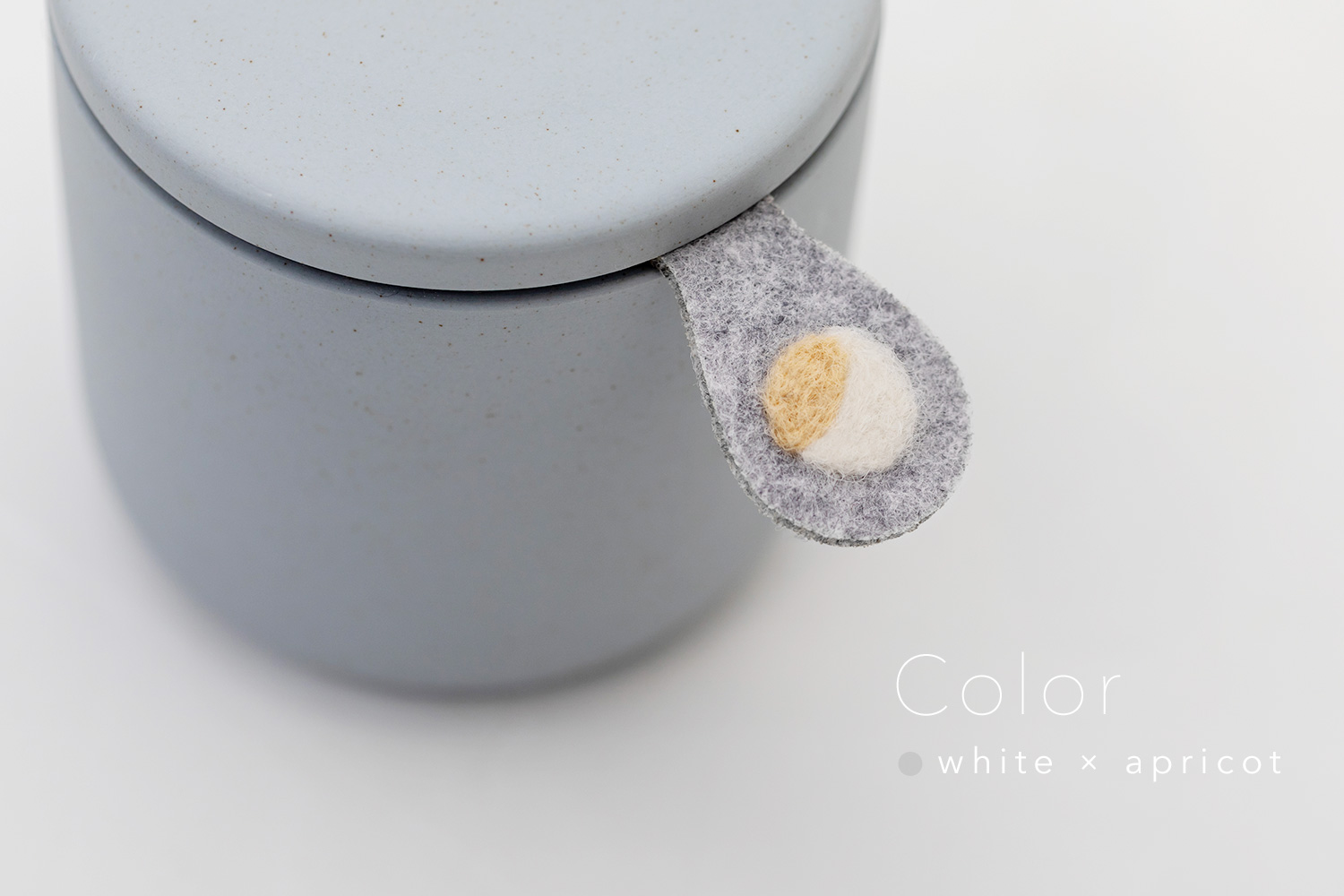 しっぽの骨壷 2寸 【本体：グレー】 うちの子カラー［ホワイト＆アプリコット］_動物・ペットさん専用のお骨壺