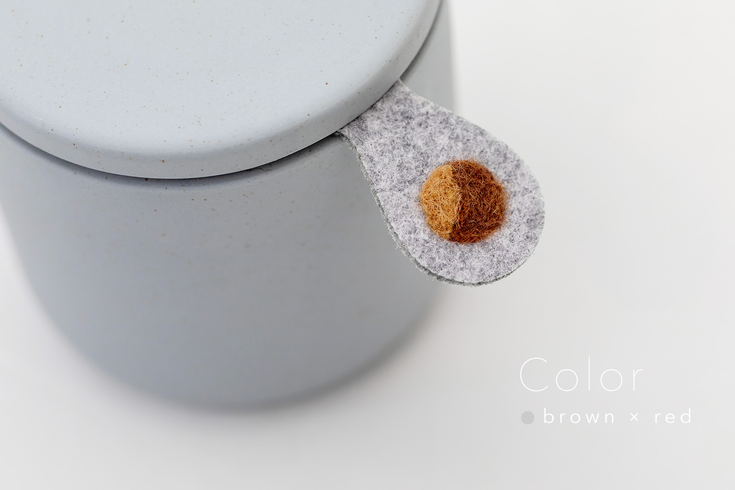 しっぽの骨壷 2寸 【本体：グレー】 うちの子カラー［ブラウン＆レッド］_動物・ペットさん専用のお骨壺