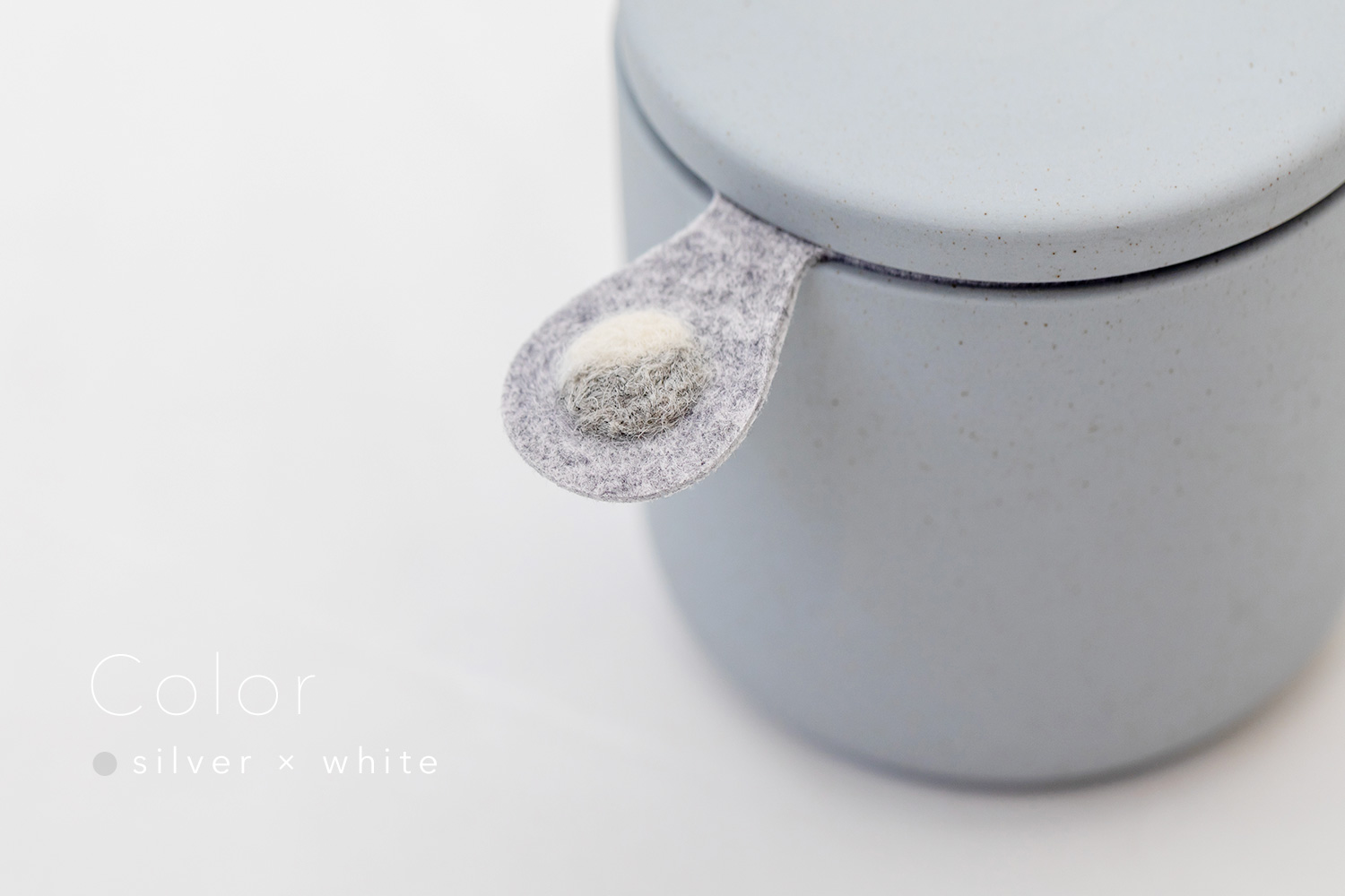 しっぽの骨壷 2寸 【本体：グレー】 うちの子カラー［シルバー＆ホワイト］_動物・ペットさん専用のお骨壺