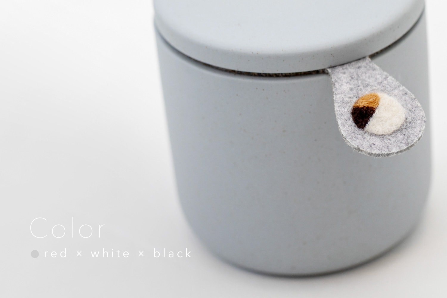 しっぽの骨壷 2寸 【本体：グレー】 うちの子カラー［レッド＆ホワイト＆ブラック］_動物・ペットさん専用のお骨壺