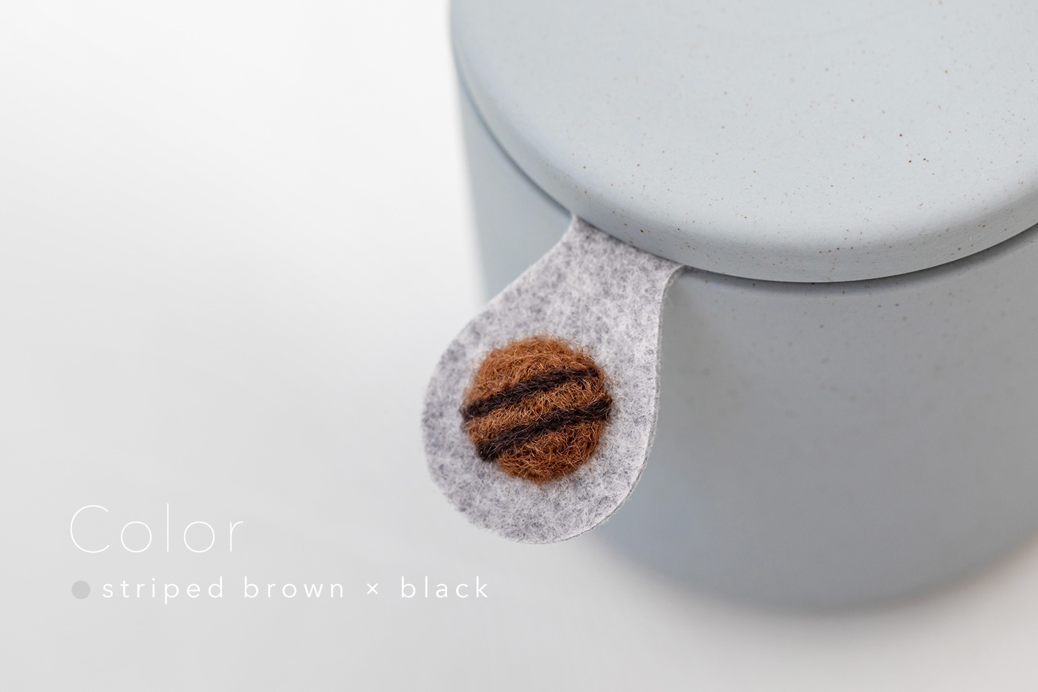 しっぽの骨壷 2寸 【本体：グレー】 うちの子カラー［縞：ブラウン＆ブラック］_動物・ペットさん専用のお骨壺