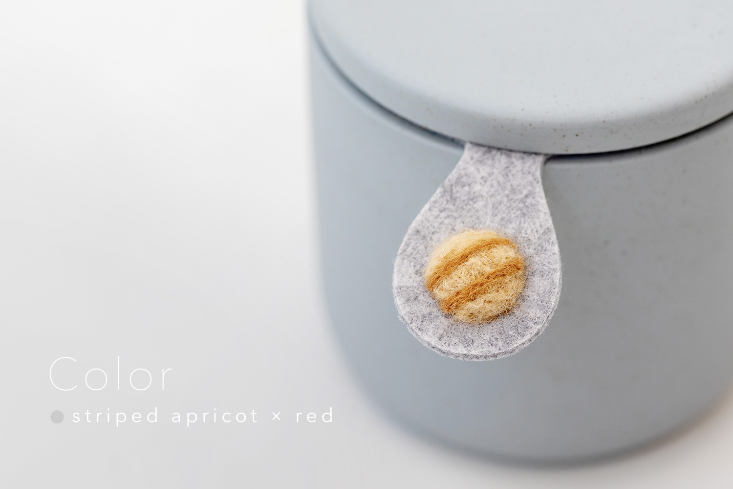 しっぽの骨壷 2寸 【本体：グレー】 うちの子カラー［縞：アプリコット＆レッド］_動物・ペットさん専用のお骨壺