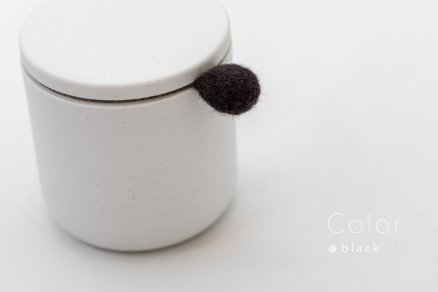 しっぽの骨壷 2寸 【本体：ホワイト】 もこもこしっぽ［ブラック］_動物・ペットさん専用のお骨壺