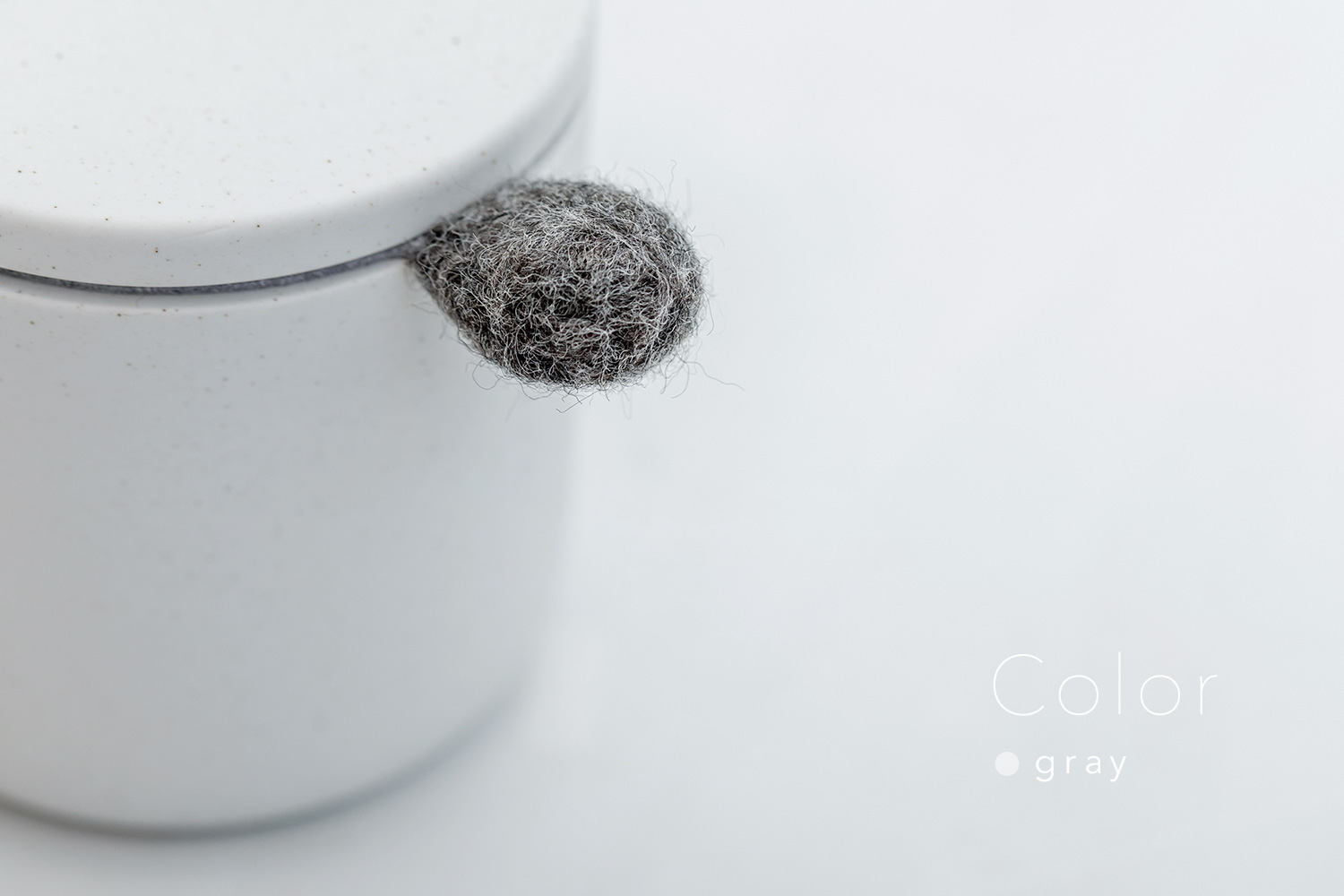 しっぽの骨壷 2寸 【本体：ホワイト】 もこもこしっぽ［グレー］_動物・ペットさん専用のお骨壺