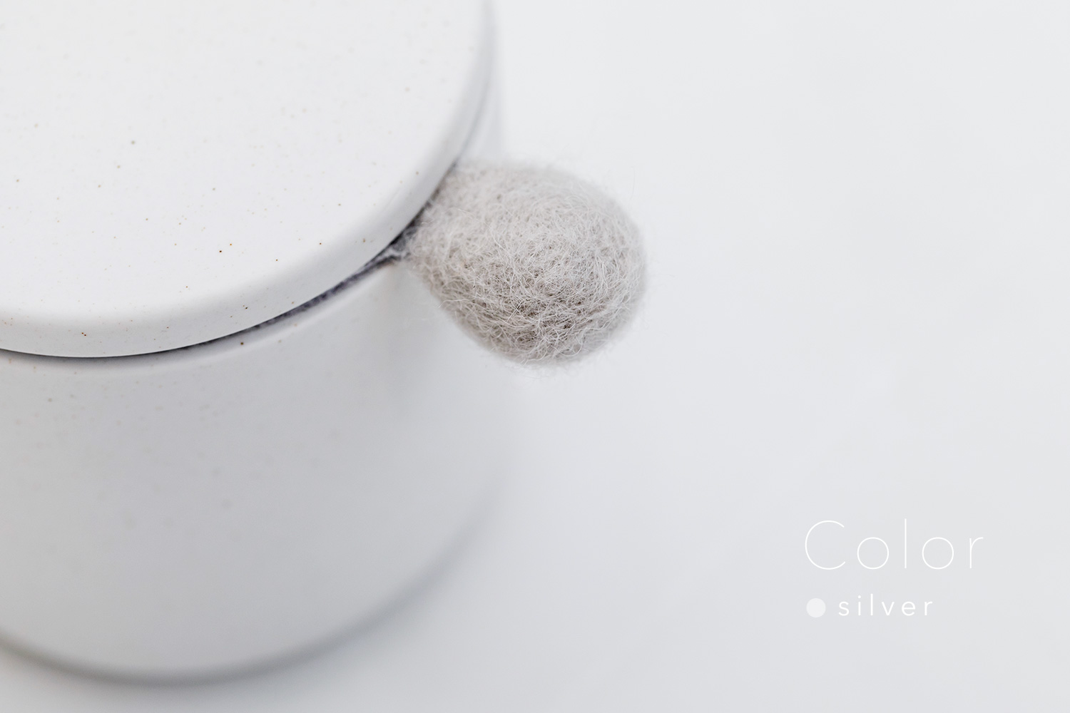 しっぽの骨壷 2寸 【本体：ホワイト】 もこもこしっぽ［シルバー］_動物・ペットさん専用のお骨壺