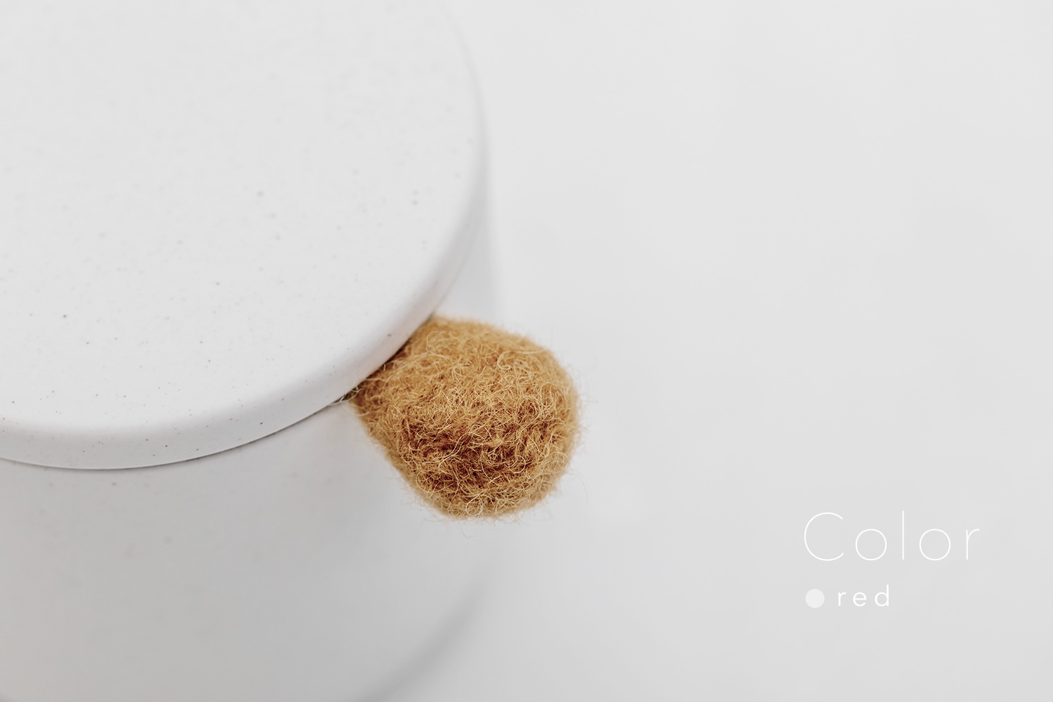 しっぽの骨壷 2寸 【本体：ホワイト】 もこもこしっぽ［レッド］_動物・ペットさん専用のお骨壺