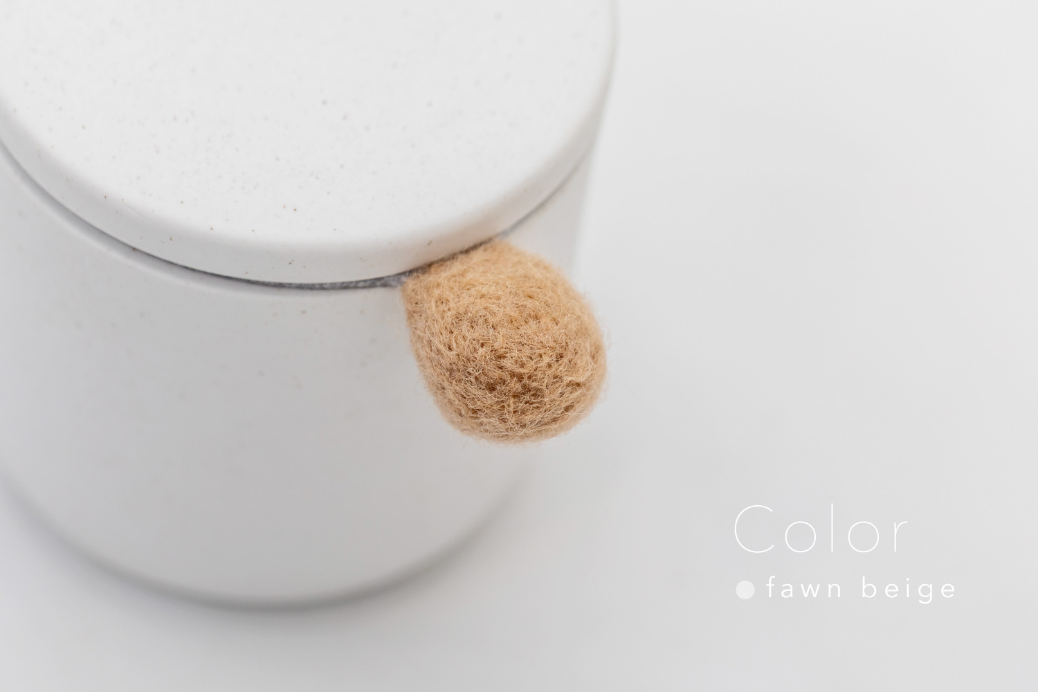 しっぽの骨壷 2寸 【本体：ホワイト】 もこもこしっぽ［フォーンベージュ］_動物・ペットさん専用のお骨壺