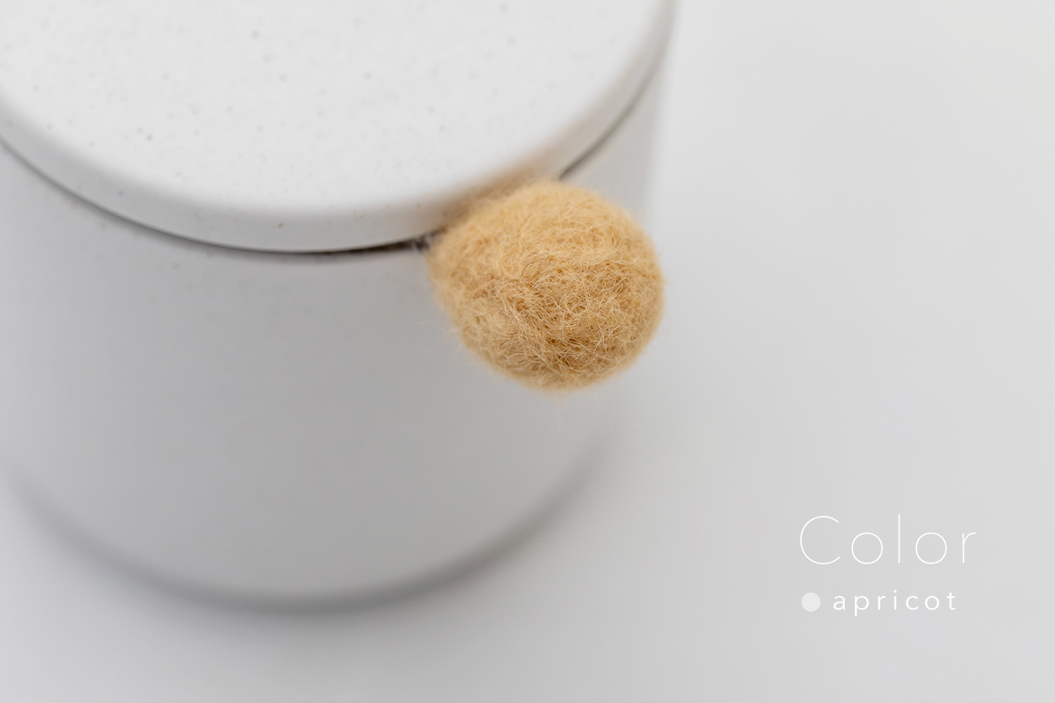 しっぽの骨壷 2寸 【本体：ホワイト】 もこもこしっぽ［アプリコット］_動物・ペットさん専用のお骨壺