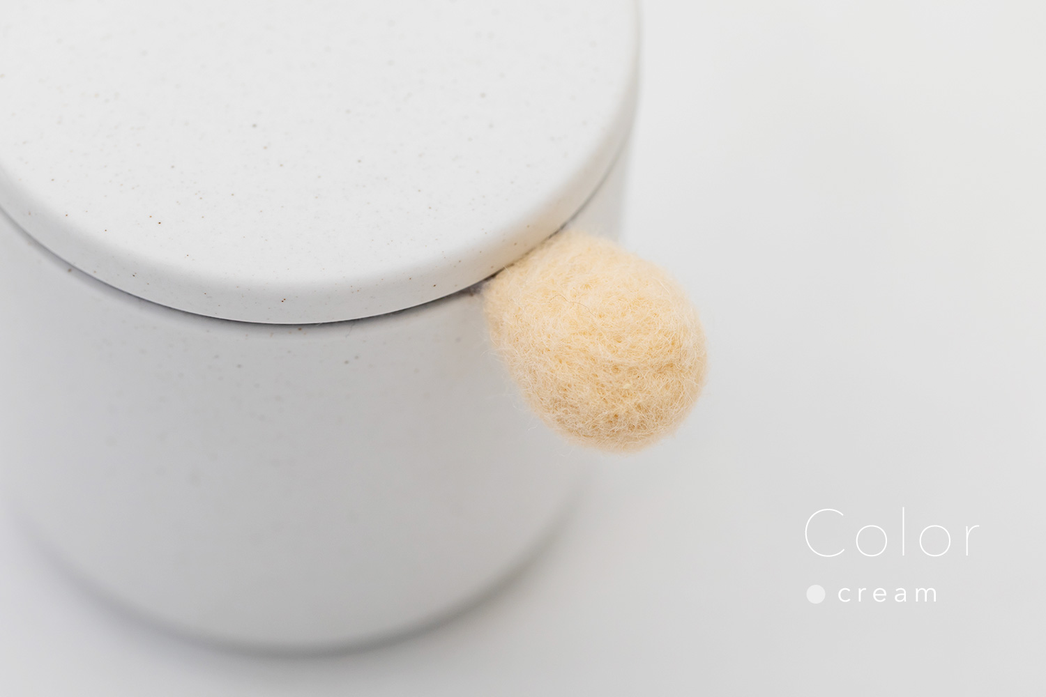 しっぽの骨壷 2寸 【本体：ホワイト】 もこもこしっぽ［クリーム］_動物・ペットさん専用のお骨壺