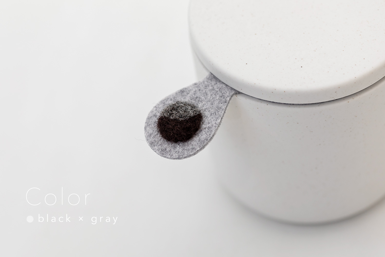 しっぽの骨壷 2寸 【本体：ホワイト】 うちの子カラー［ブラック＆グレー］_動物・ペットさん専用のお骨壺