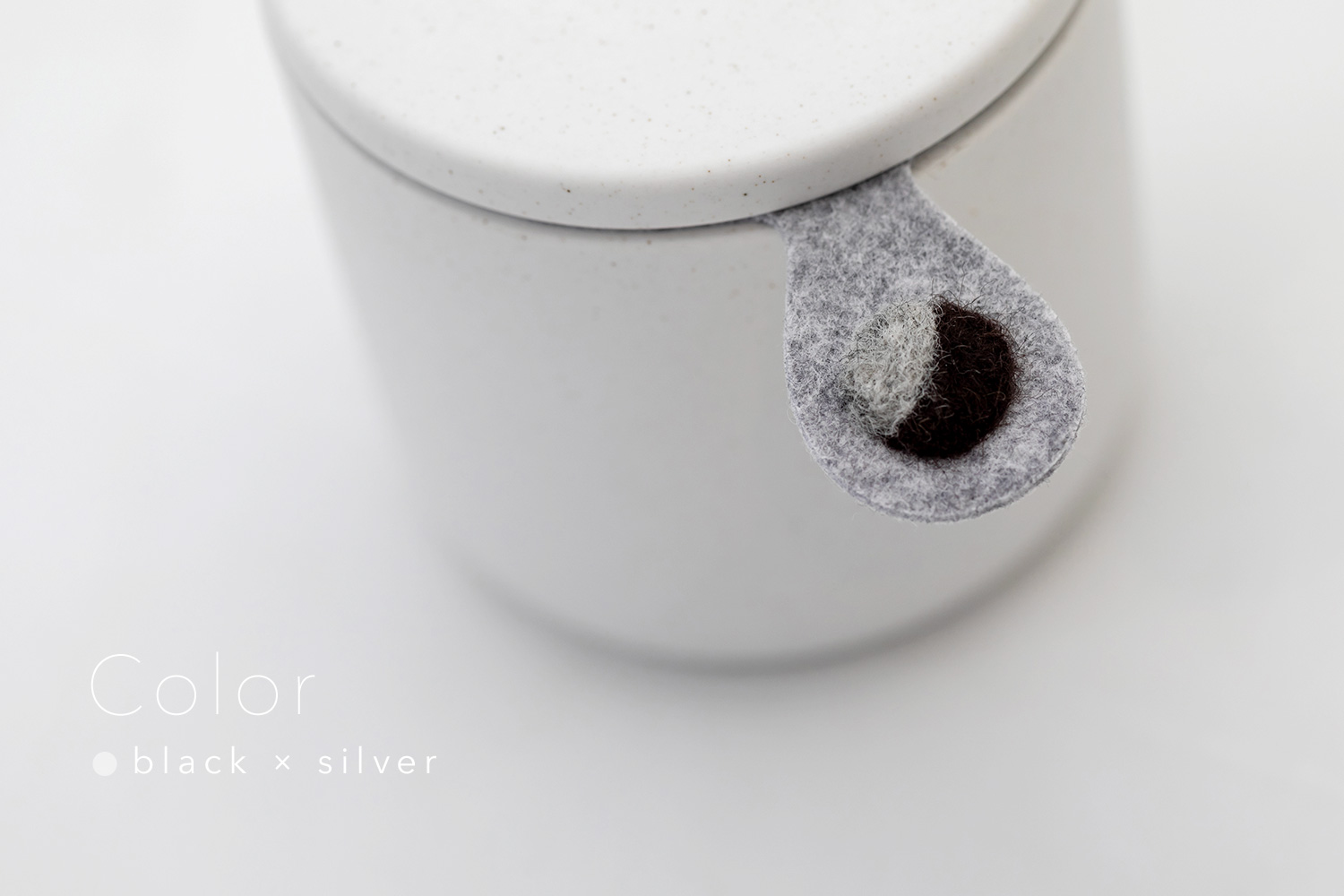 しっぽの骨壷 2寸 【本体：ホワイト】 うちの子カラー［ブラック＆シルバー］_動物・ペットさん専用のお骨壺