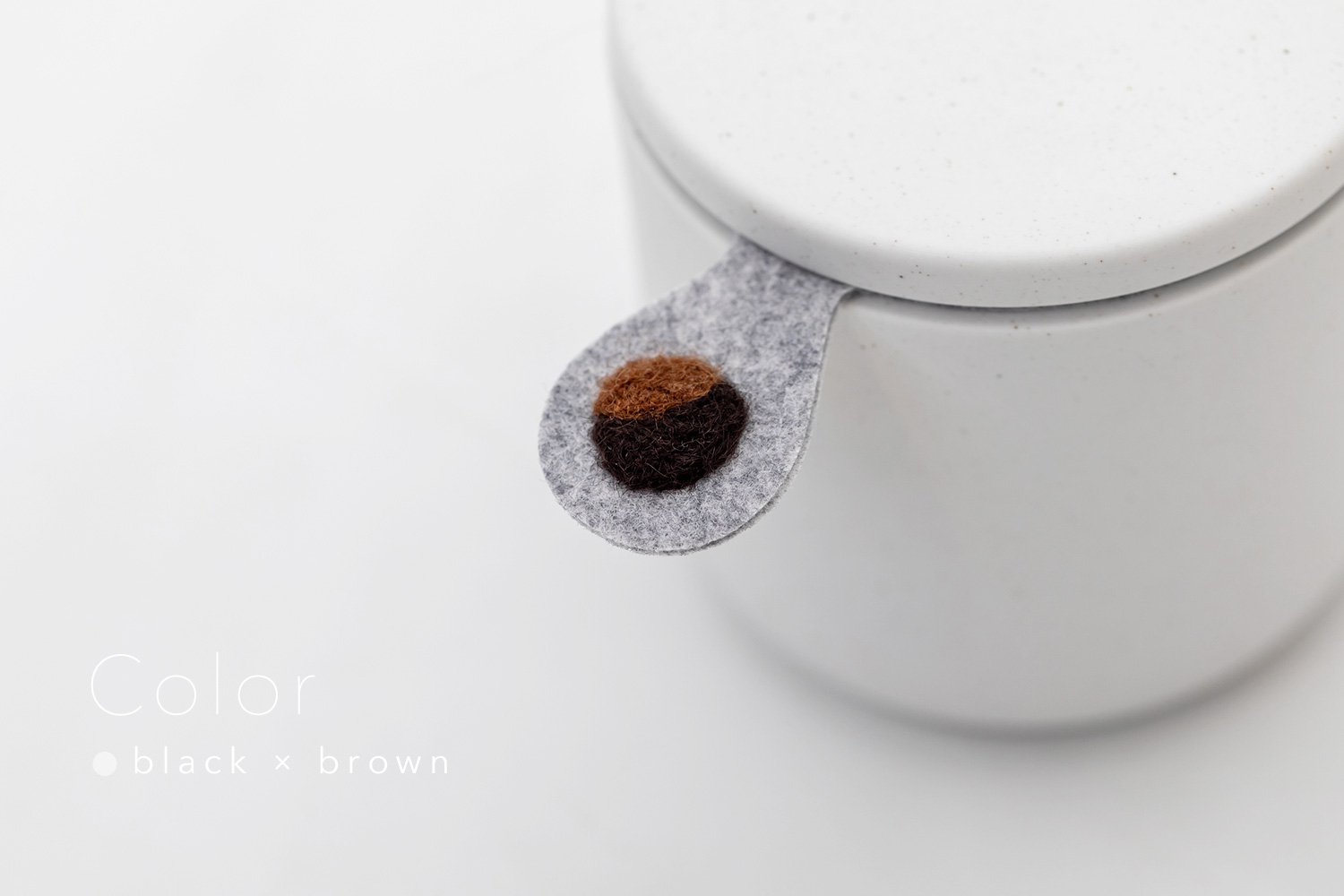 しっぽの骨壷 2寸 【本体：ホワイト】 うちの子カラー［ブラック＆ブラウン］_動物・ペットさん専用のお骨壺