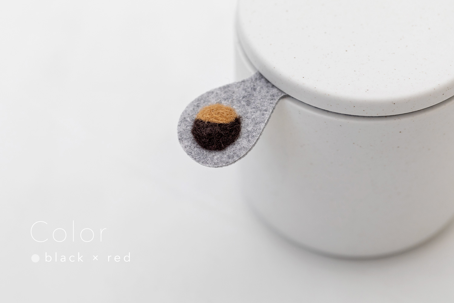 しっぽの骨壷 2寸 【本体：ホワイト】 うちの子カラー［ブラック＆レッド］_動物・ペットさん専用のお骨壺