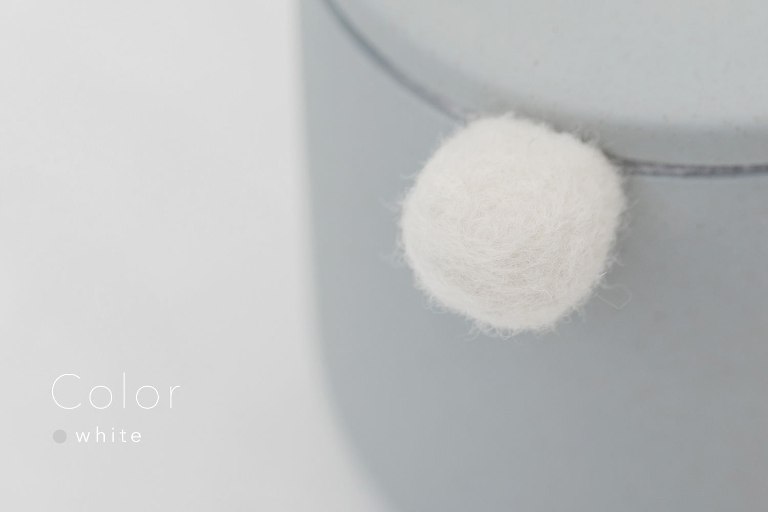 しっぽの骨壷 3寸 【本体：グレー】 もこもこしっぽ［ホワイト］_動物・ペットさん専用のお骨壺