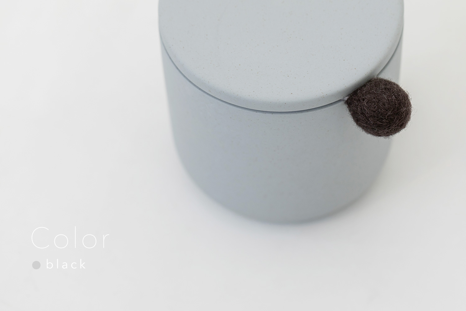 しっぽの骨壷 3寸 【本体：グレー】 もこもこしっぽ［ブラック］_動物・ペットさん専用のお骨壺