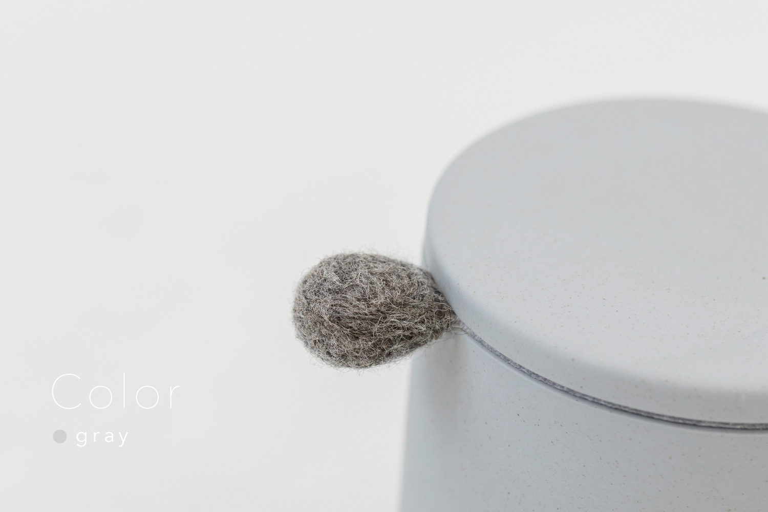 しっぽの骨壷 3寸 【本体：グレー】 もこもこしっぽ［グレー］_動物・ペットさん専用のお骨壺