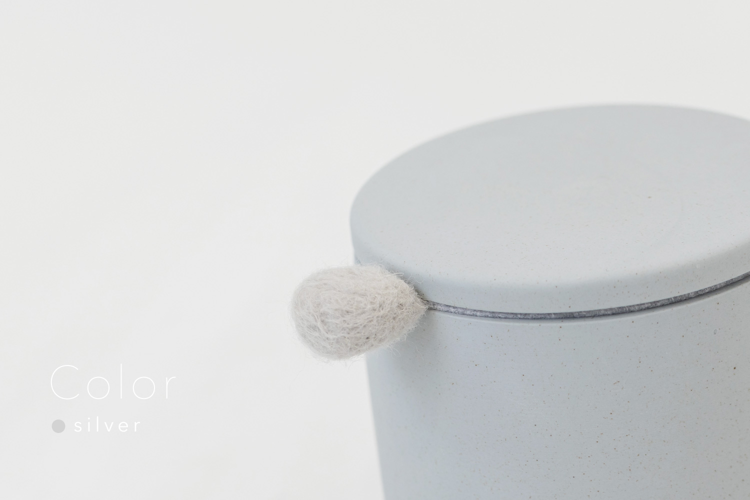 しっぽの骨壷 3寸 【本体：グレー】 もこもこしっぽ［シルバー］_動物・ペットさん専用のお骨壺