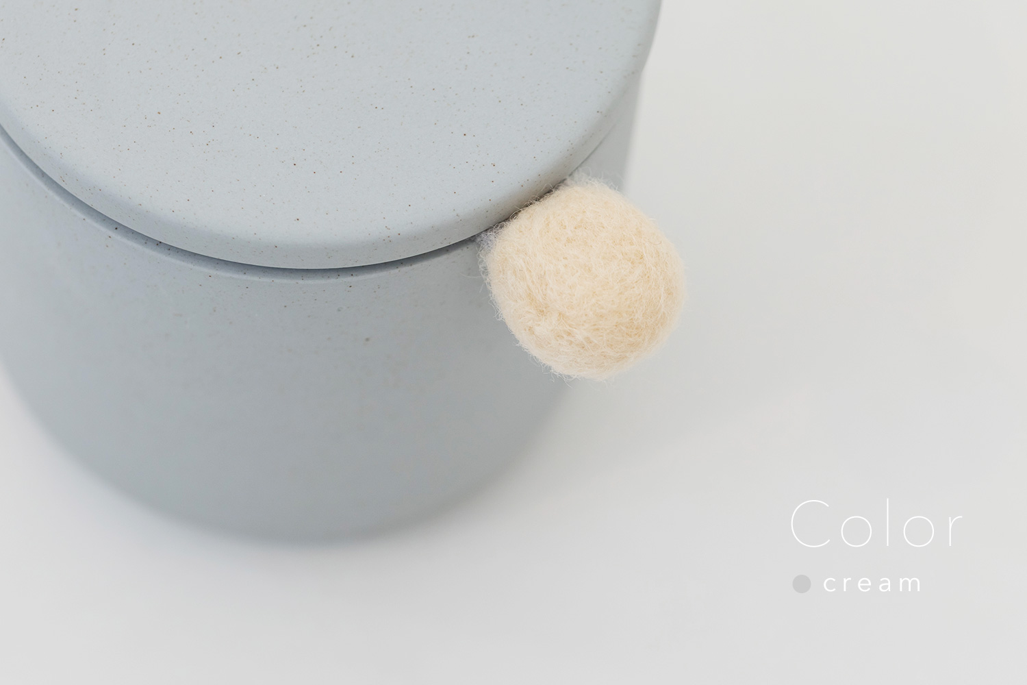 しっぽの骨壷 3寸 【本体：グレー】 もこもこしっぽ［クリーム］_動物・ペットさん専用のお骨壺