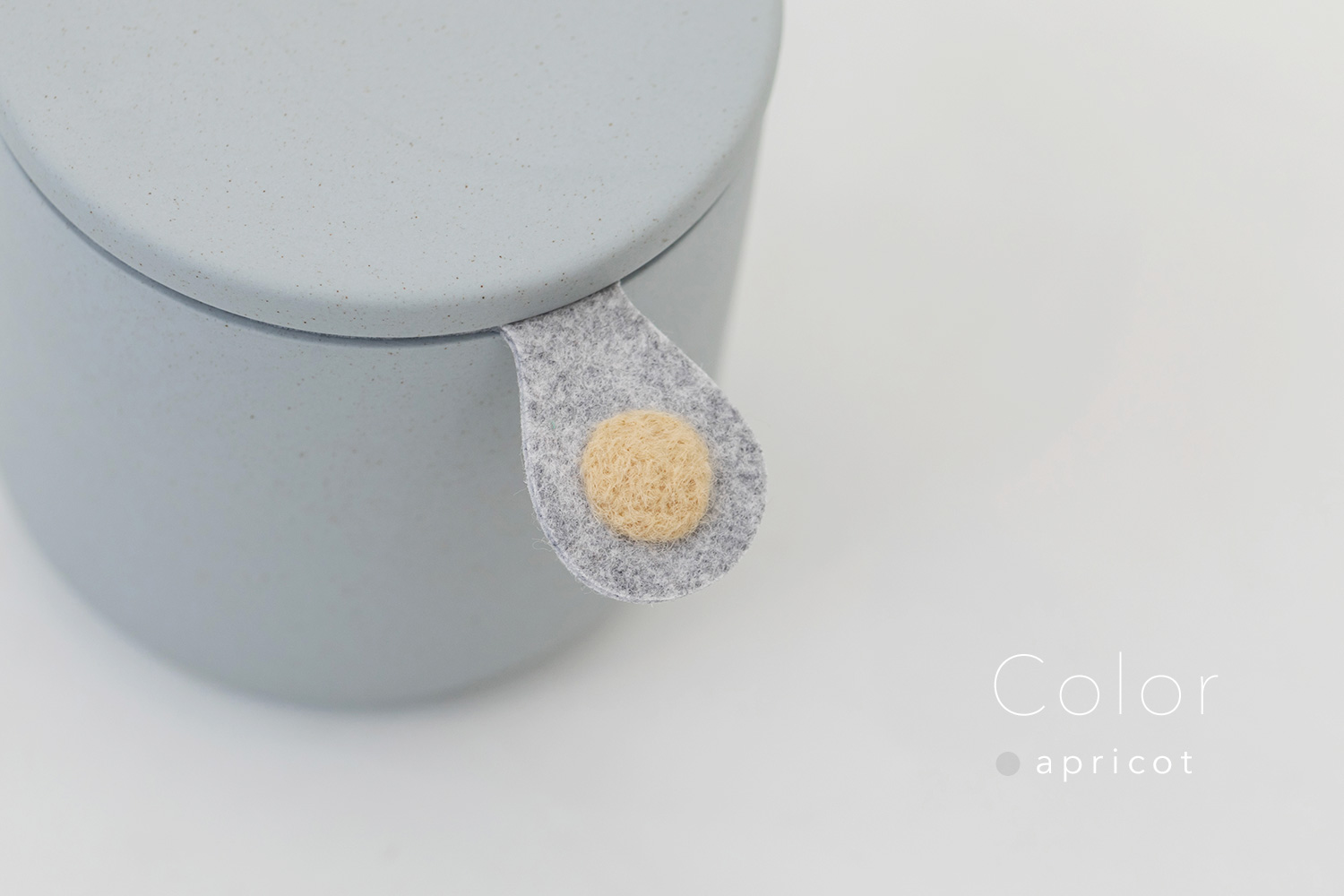 しっぽの骨壷 3寸 【本体：グレー】 うちの子カラー［アプリコット］_動物・ペットさん専用のお骨壺