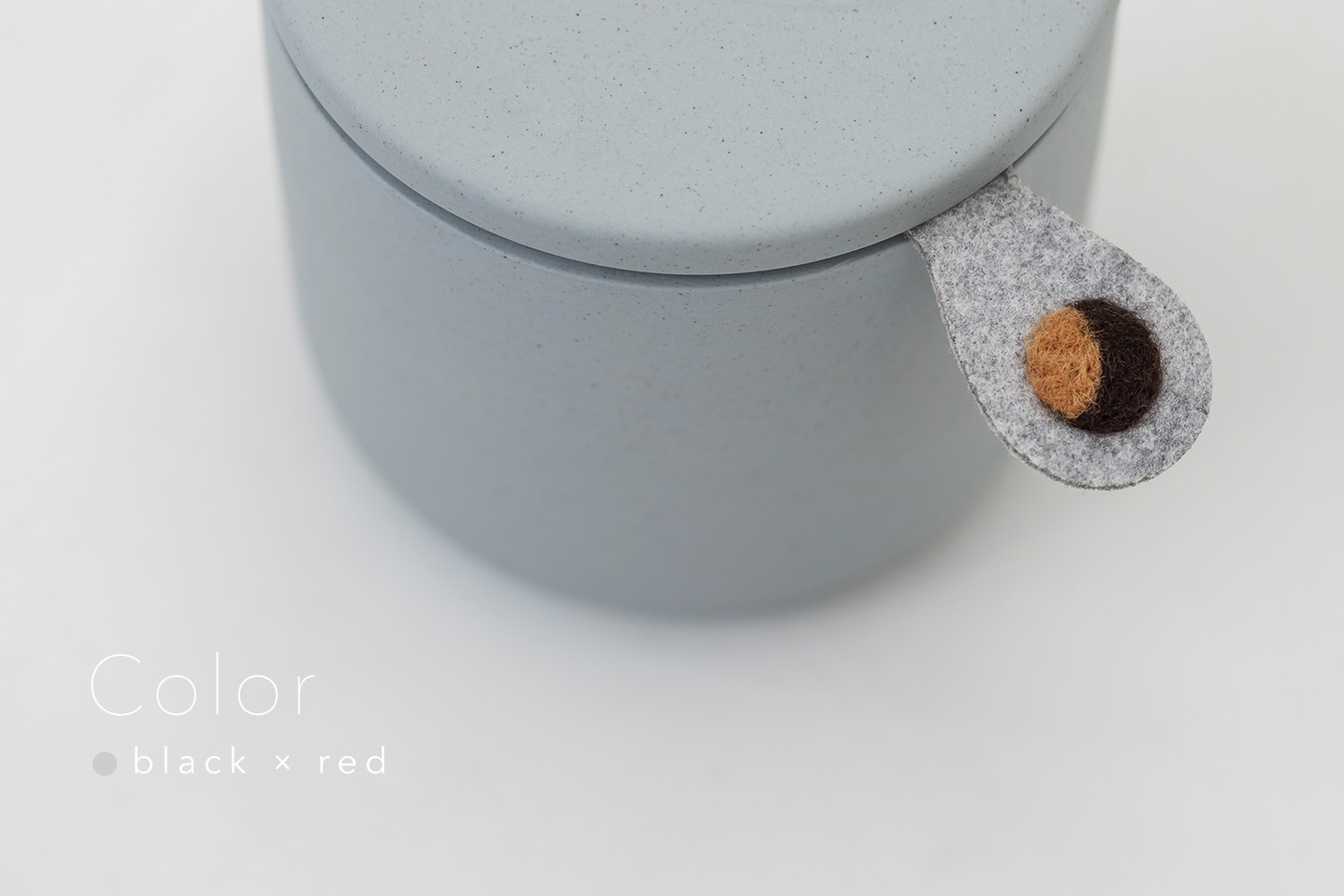 しっぽの骨壷 3寸 【本体：グレー】 うちの子カラー［ブラック＆レッド］_動物・ペットさん専用のお骨壺