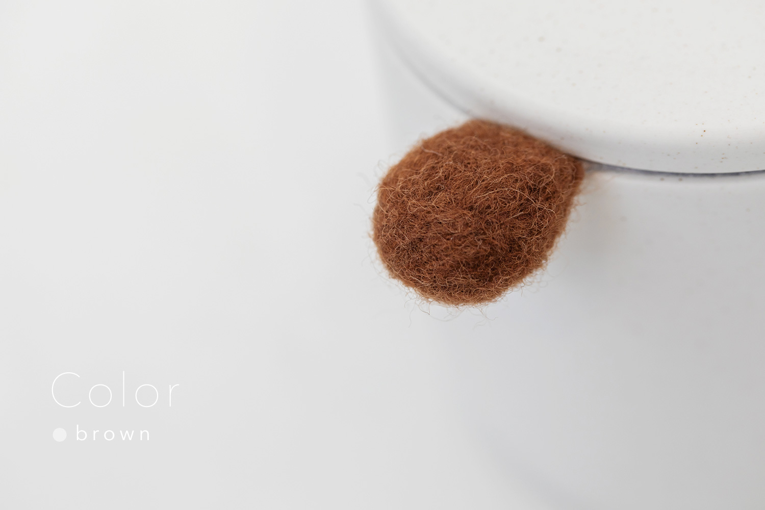 しっぽの骨壷 3寸 【本体：ホワイト】 もこもこしっぽ［ブラウン］_動物・ペットさん専用のお骨壺