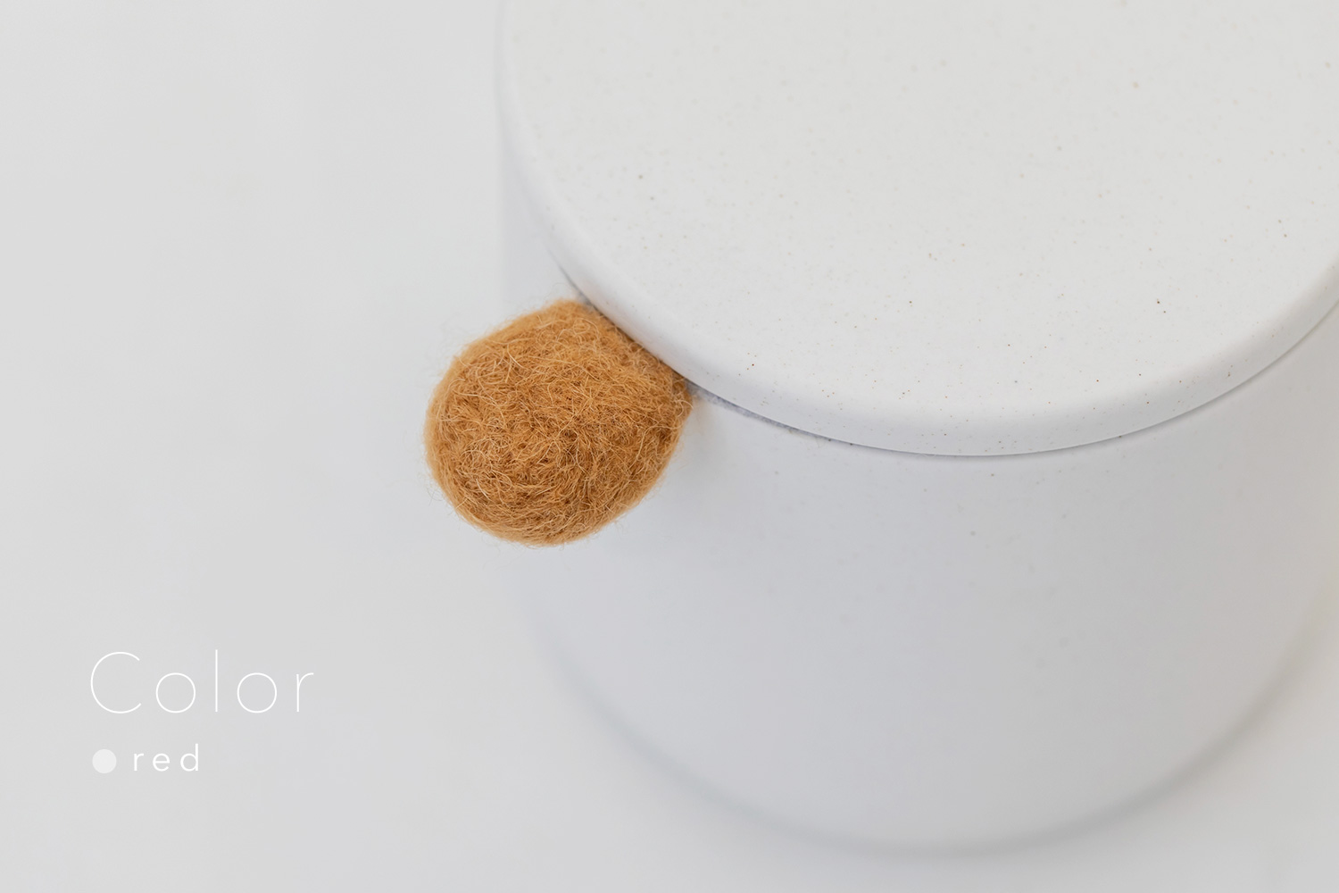 しっぽの骨壷 3寸 【本体：ホワイト】 もこもこしっぽ［レッド］_動物・ペットさん専用のお骨壺