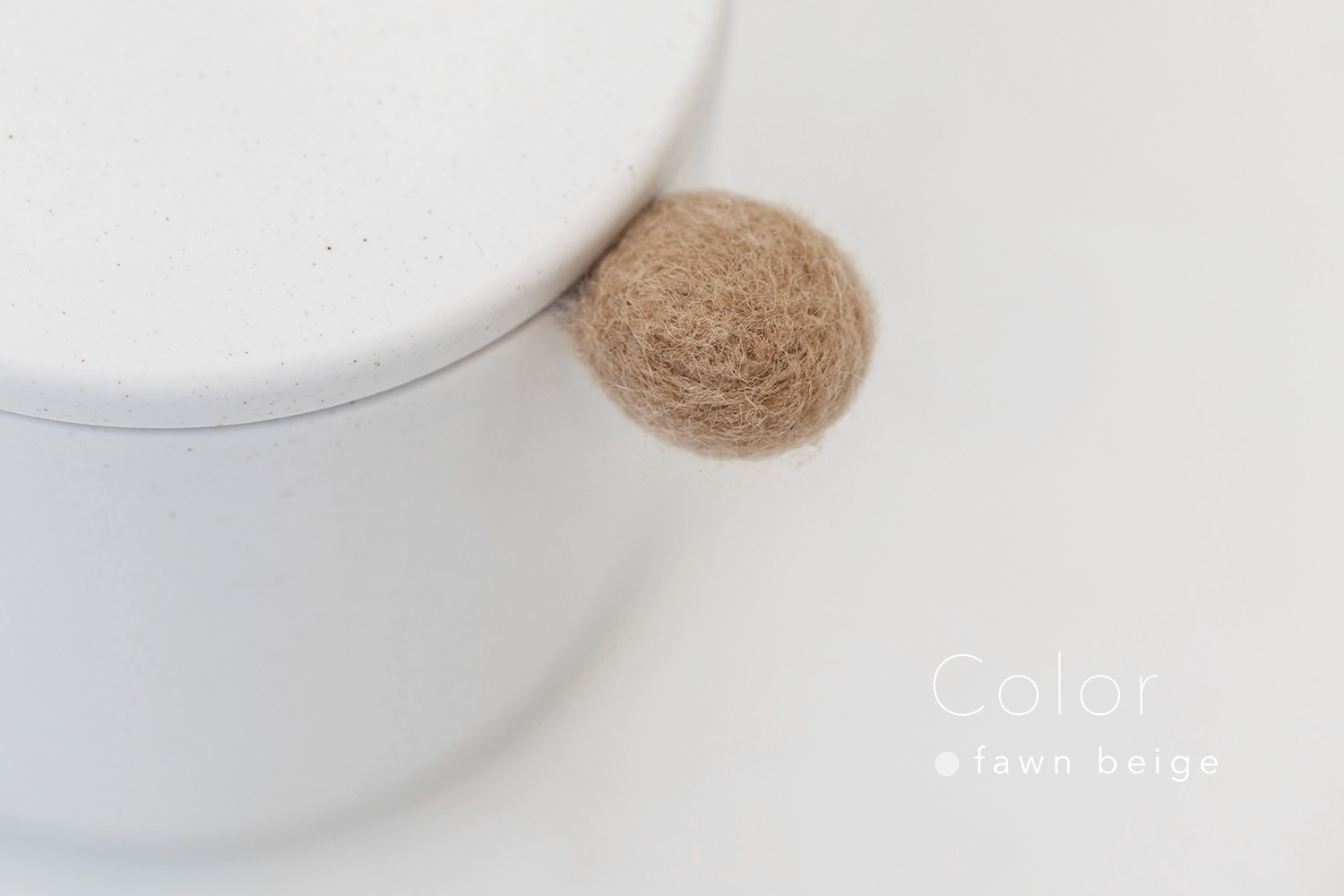 しっぽの骨壷 3寸 【本体：ホワイト】 もこもこしっぽ［フォーンベージュ］_動物・ペットさん専用のお骨壺