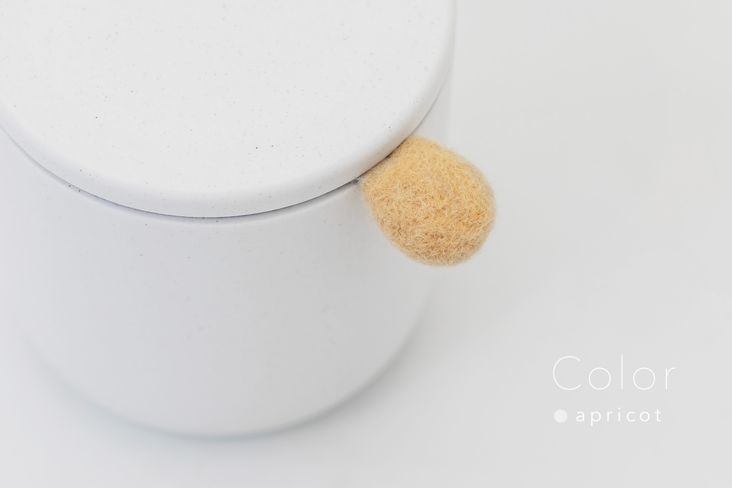 しっぽの骨壷 3寸 【本体：ホワイト】 もこもこしっぽ［アプリコット］_動物・ペットさん専用のお骨壺