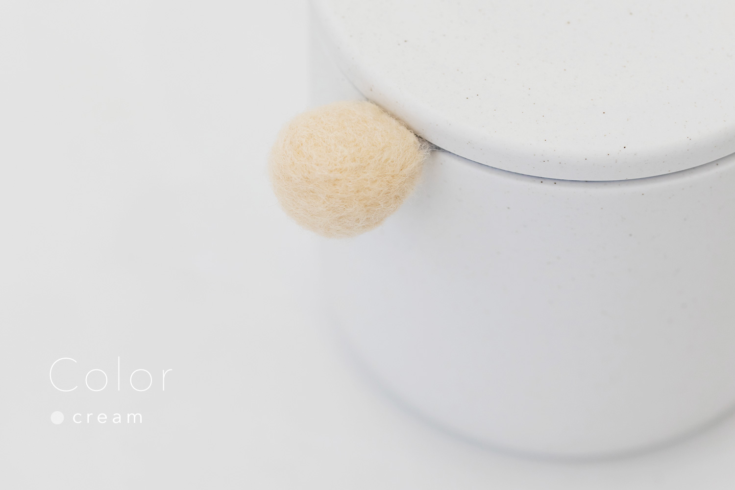 しっぽの骨壷 3寸 【本体：ホワイト】 もこもこしっぽ［クリーム］_動物・ペットさん専用のお骨壺