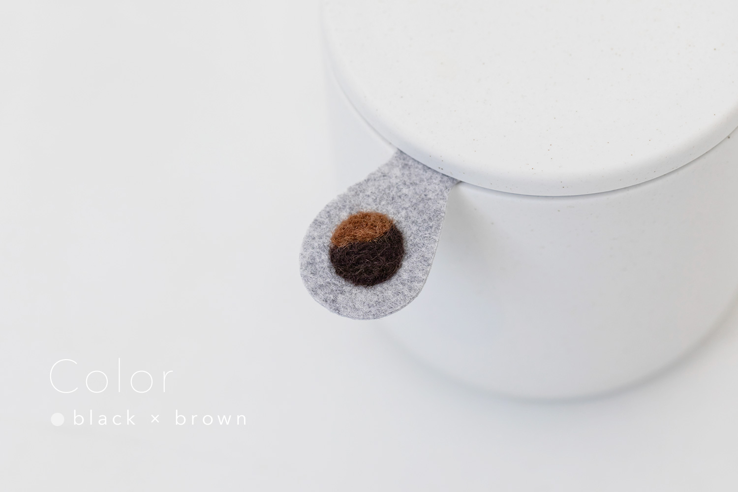 しっぽの骨壷 3寸 【本体：ホワイト】 うちの子カラー［ブラック＆ブラウン］_動物・ペットさん専用のお骨壺